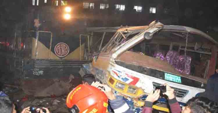 2 death, 20 injure after train hits bus in Narayanganj