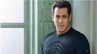 Salman Khan discharged from hospital after snake bite