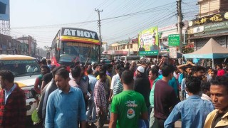 বরিশালে ব্যাটারি চালিত অটো আটকের প্রতিবাদে সড়ক অবরোধ