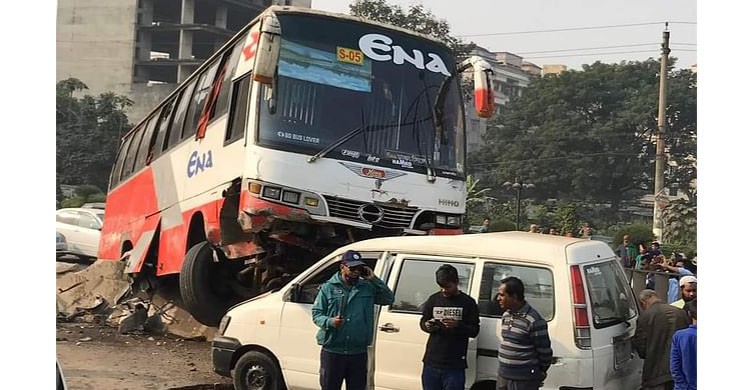 আইল্যান্ড ভেঙে পাশের চলন্ত মাইক্রোতে বাসের ধাক্কা