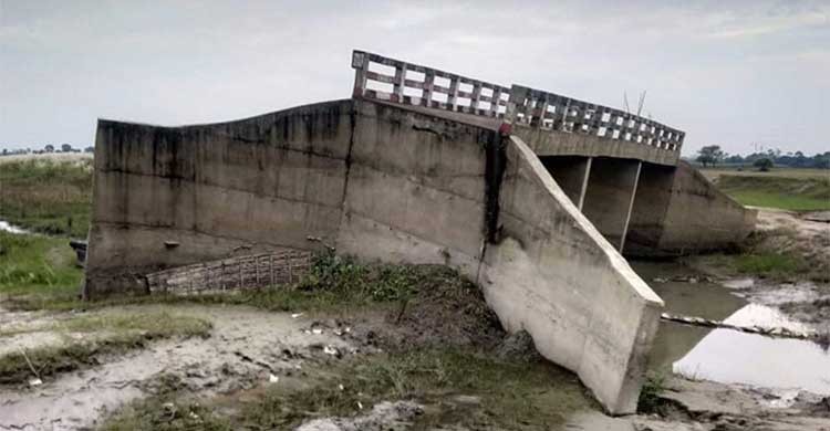 ৪ বছর ধরে হেলে পড়ে আছে সেতুটি