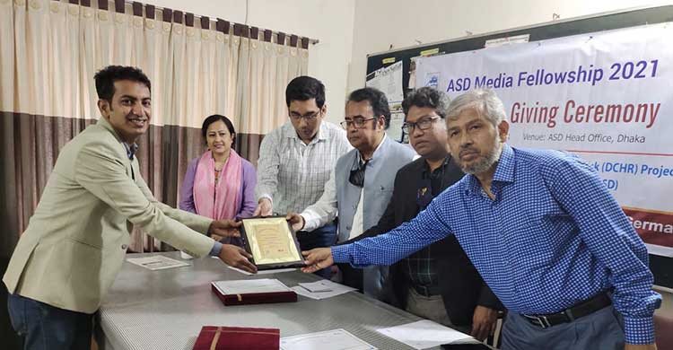 ফেলোশিপ গ্রহণ করছেন সেলিম আহমদ