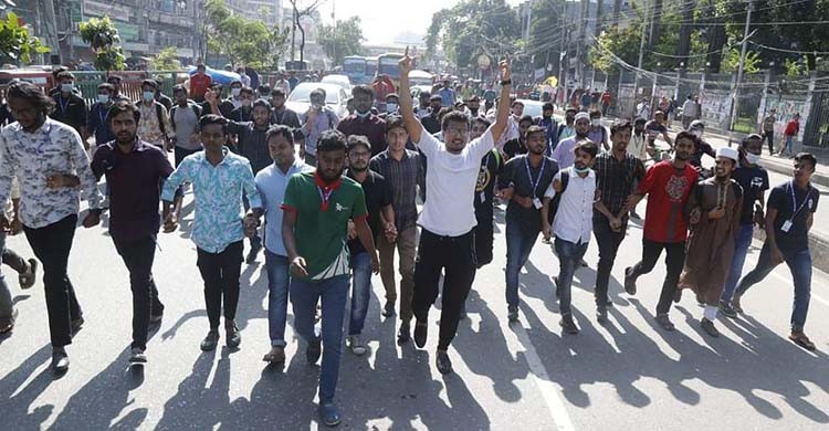 বাস ভাড়া অর্ধেক করার দাবিতে ছাত্রদের সড়ক অবরোধ