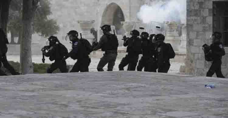 Israeli police storm Jerusalem holy site after rock-throwing