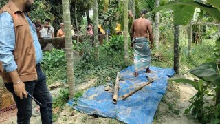 নোয়াখালীতে ২ মাস পর কবর থেকে গৃহবধূর মরদেহ উত্তোলন