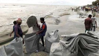 কুয়াকাটা সৈকত রক্ষায় হচ্ছে বালু’র বাঁধ