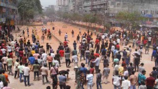 Violent clashes erupt again between Dhaka College students, traders; over 30 injure