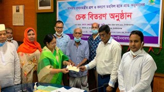 চাঁপাইনবাবগঞ্জে প্রধানমন্ত্রীর ত্রাণ তহবিলের চেক প্রদান