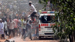 নিউমার্কেটে অ্যাম্বুলেন্স ভাঙচুর, অজ্ঞাত ২০০ জনের বিরুদ্ধে মামলা