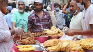 পুরনো আবহে ইফতার বাজার, দাম চড়া