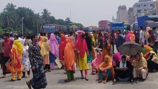 রাজধানীতে বেতন-বোনাসের দাবিতে শ্রমিকদের সড়ক অবরোধ