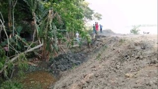 রাজাপুরে খাল বন্ধ করায় ৩০০ বিঘা জমি অনাবাদি থাকার শঙ্কা