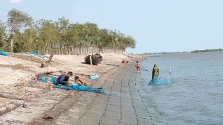 লবণাক্ততায় মাতৃত্ব হারাচ্ছেন উপকূলের নারীরা