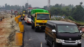 ভোর থেকেই প্রচণ্ড চাপে বঙ্গবন্ধু সেতু এলাকা