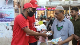 রাস্তায় জ্যামে আটকে পড়া মানুষদের জন্য স্বপ্ন’র ইফতার