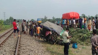 টাঙ্গাইলে ট্রেনের ধাক্কায় শিশুসহ একই পরিবারের ৩ জন নিহত