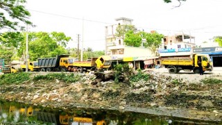 বালুবাহী ট্রাকের দখলে টাঙ্গাইল-তারাকান্দি আঞ্চলিক মহাসড়ক