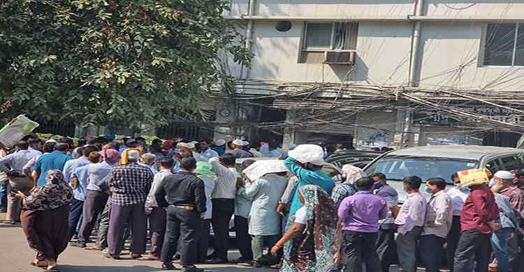 টিসিবিতে ৪ কেজি ছোলা ছাড়া মিলছে না ডাল-তেল-চিনি