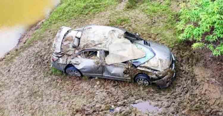 Father-daughter die, 3 of family hurt as car falls into canal in Sylhet