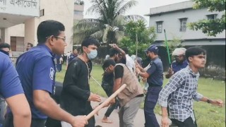 ছাত্রলীগকে লাঠিপেটা: ৫ পুলিশ সদস্য প্রত্যাহার