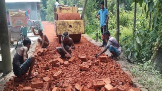 দুমকিতে রাস্তা নির্মাণ কাজে অনিয়মের অভিযোগ