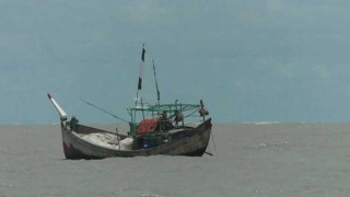 ঝড়ের কবলে পড়ে ট্রলারসহ ১১ জেলে ভারতে