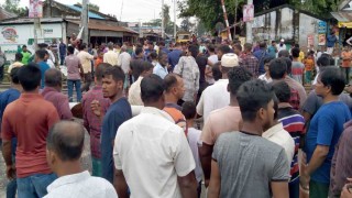 ক্রসিংয়ে ব্যারিকেড না দেওয়ায় রেললাইনে অবরোধ