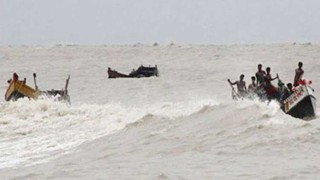 ঝড়ের কবলে পরে ৫ ট্রলার ডুবি, নিখোঁজ ১৬