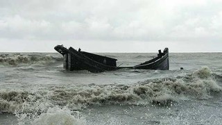 ১৪ জেলেসহ বঙ্গোপসাগরে দুটি মাছধরার ট্রলার ডুবি