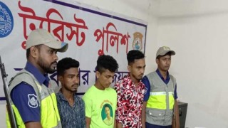 সৈকতে পর্যটকের ক্যামেরা ছিনতাই, আটক ৪