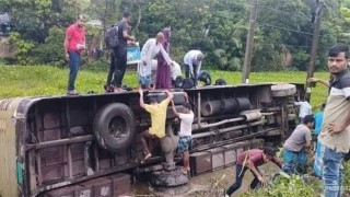 লক্ষ্মীপুরে বাস ডোবায় পড়ে সুপারভাইজারের মৃত্যু, আহত ৬