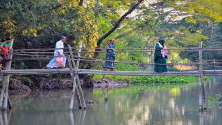 একটি সেতুর অভাবে ১০ হাজার মানুষের ভোগান্তি