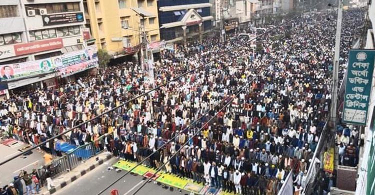 নয়াপল্টনে সড়কে জুম্মার নামাজে বিএনপি নেতা-কর্মীরা