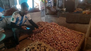 হিলিতে পেঁয়াজের দাম কেজিতে কমল ১০ টাকা