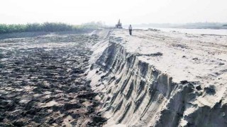 নিষেধাজ্ঞার পরও পাউবোর নদীর পাড় কেটে বালু বিক্রি