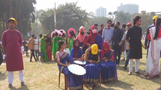 ছাত্রলীগের সম্মেলন: বাহারি রঙের পোশাকে সেজেছে কর্মীরা