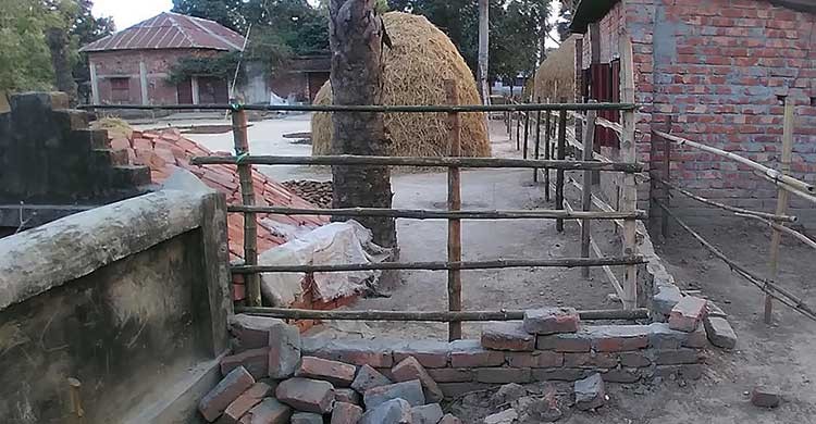 রাণীনগরে তিন মাস ধরে বাঁশের বেড়ায় অবরুদ্ধ তিন পরিবার