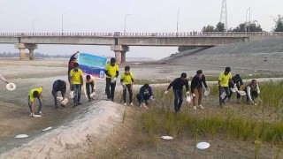 ফুলবাড়ীতে পরিবেশ ও নদী রক্ষায় স্বপ্নসিঁড়ির বর্জ্য অপসারণ