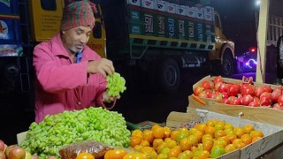 ২১ বছর ধরে ভ্যানে ফল বেচে সংসার চালাচ্ছেন দুলাল