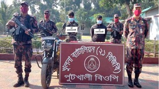 বিজিবি'র অভিযানে স্বর্ণের বারসহ পাচারকারী চক্র আটক