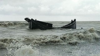 বঙ্গোপসাগরে ১৮টি ট্রলার ডুবি, নিখোঁজ ২