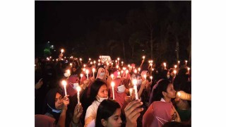 গণধর্ষণের প্রতিবাদে শহিদ মিনারে মোমবাতি মিছিল