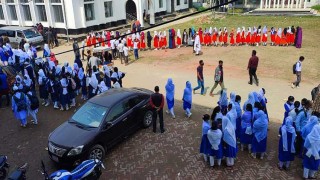 করোনার টিকা: শিক্ষার্থীদের কাছ থেকে টাকা নেওয়ার অভিযোগ