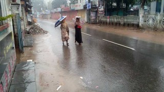 দিনাজপুরে বজ্রসহ বৃষ্টি, জীবনযাত্রা ব্যাহত