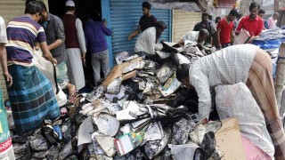 ফায়ার সার্ভিস আসার আগেই নীলক্ষেতে সব পুড়ে শেষ