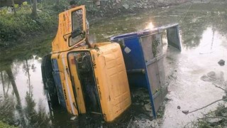 কুষ্টিয়ায় ড্রাম ট্রাক পুকুরে পড়ে একজন নিহত