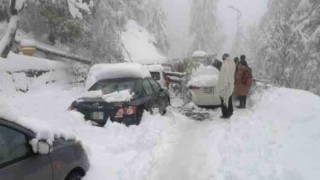 21 die in vehicles trapped by Pakistan snowstorm