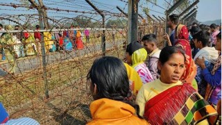 কাঁটাতারের দুপাশে হাজারো মানুষ কাঁদলেন আবেগে