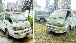 নওগাঁয় জরুরি স্বাস্থ্যসেবার অ্যাম্বুলেন্স নিজেই যেন রোগী