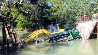 বরিশালে ব্রিজ ভেঙে ভোগান্তিতে প্রায় ১২ হাজার মানুষ